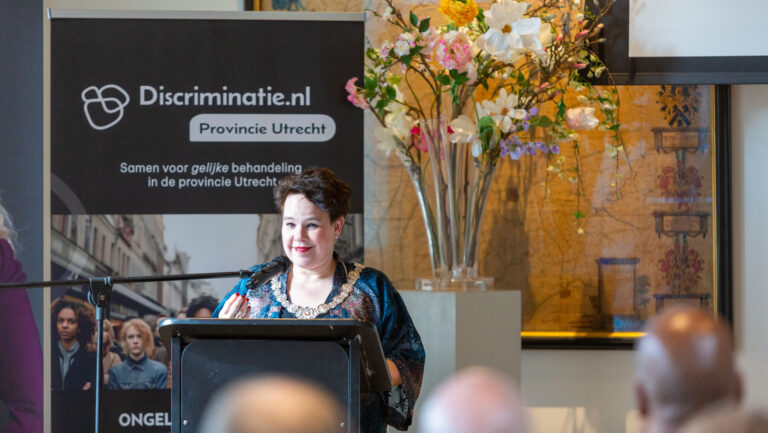 Tijdens de werkconferentie ‘De Melder Centraal’ op 19 maart 2024 keken we samen terug op 15 jaar werken aan gelijke behandeling in de provincie Utrecht en stelden we de ervaringen van inwoners van de provincie Utrecht centraal. We vierde de successen, vertaalde de ervaringen van melders in een drietal interactieve pitch workshops naar concrete actie en lanceerden onze nieuwe antidiscriminatiecampagne ‘De Melder Centraal!’