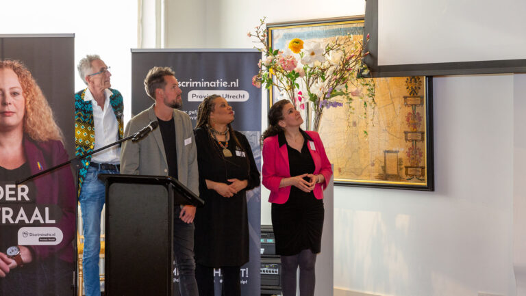 Tijdens de werkconferentie ‘De Melder Centraal’ op 19 maart 2024 keken we samen terug op 15 jaar werken aan gelijke behandeling in de provincie Utrecht en stelden we de ervaringen van inwoners van de provincie Utrecht centraal. We vierde de successen, vertaalde de ervaringen van melders in een drietal interactieve pitch workshops naar concrete actie en lanceerden onze nieuwe antidiscriminatiecampagne ‘De Melder Centraal!’